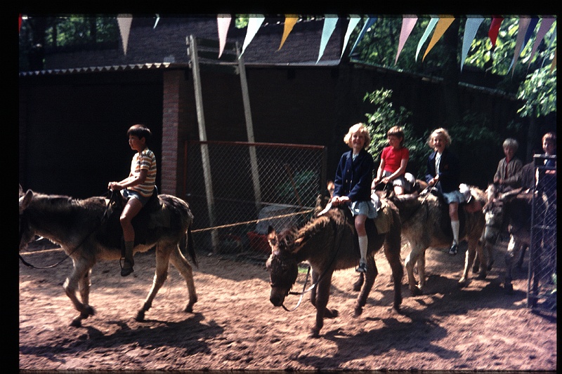 04.Ouwehans mrt 1971 Brigitte,Marion,Peter.JPG